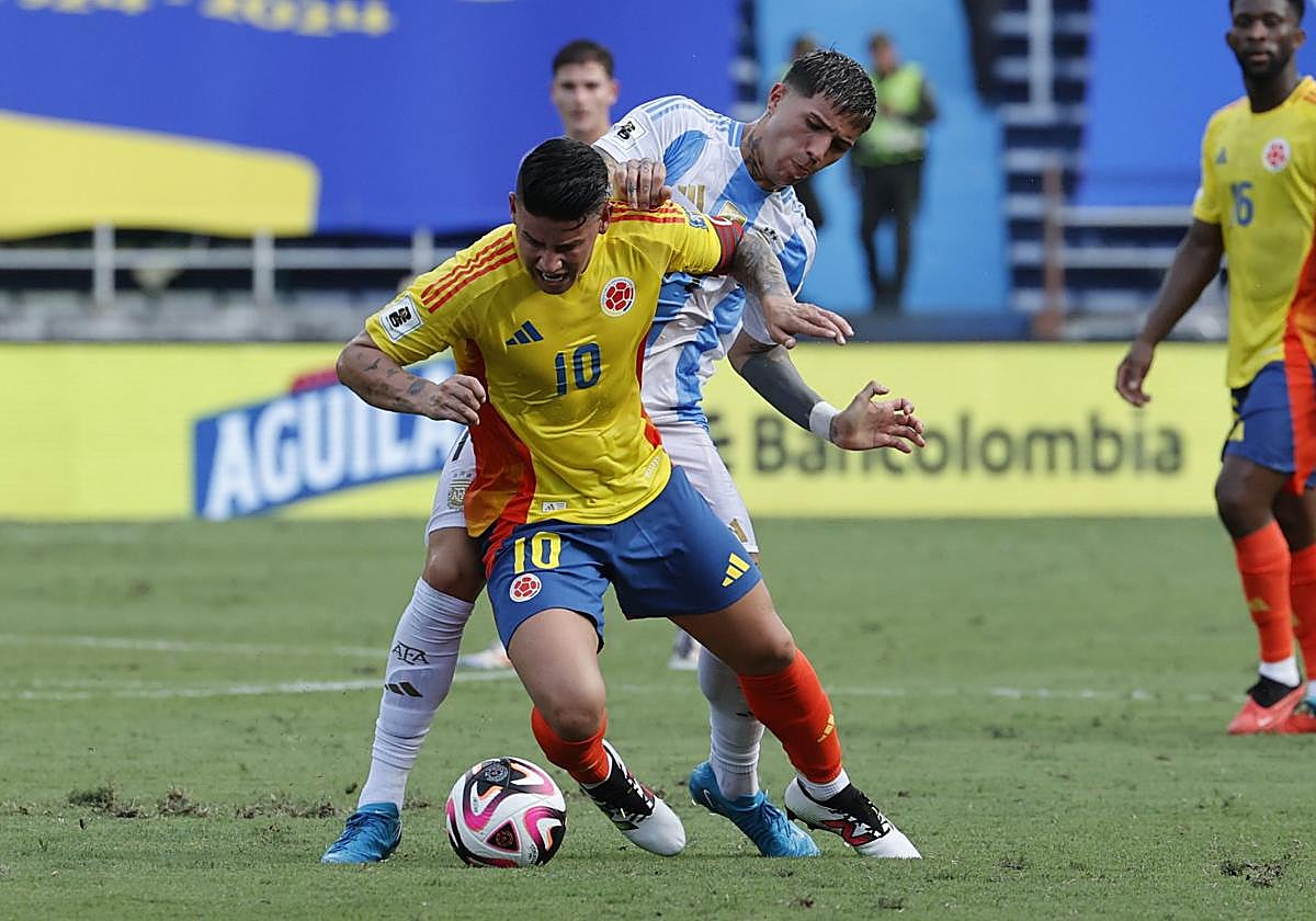 James Rodríguez, en un lance del partido contra Argentina