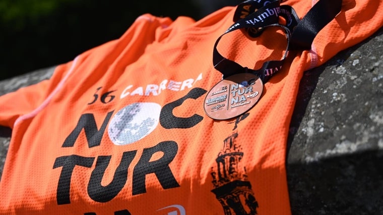 Detalles de la camiseta y la medalla de la Carrera Nocturna del Guadalquivir KH7 2024