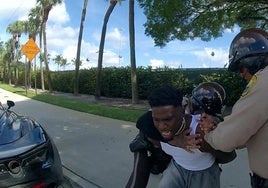 El jugador de la NFL Tyreek Hill pide el despido del policía que lo inmovilizó durante su detención por exceso de velocidad