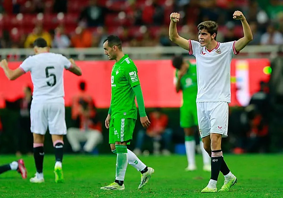 Juanlu celebra ante Juanmi en un derbi