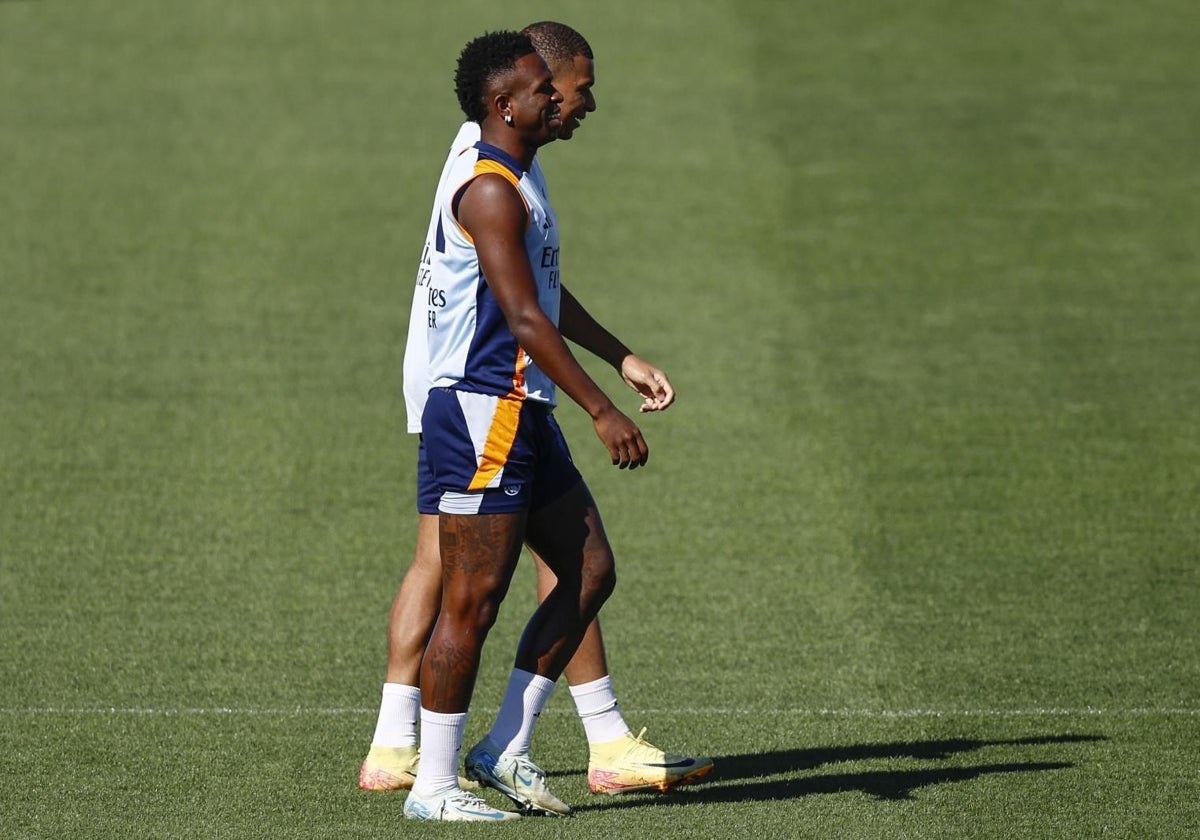 Vinicius junto a Mbappé en el entrenamiento de este viernes