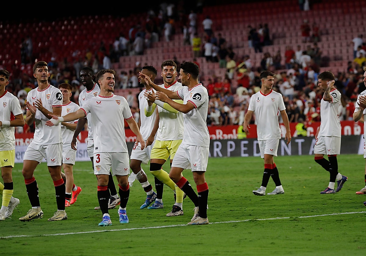 Los jugadores del Sevilla agradecen el apoyo a la afición tras el duelo ante el Getafe