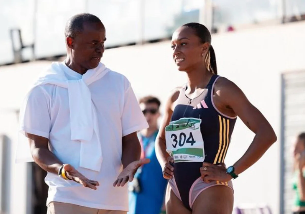 Iván Pedroso da instrucciones a la atleta de triple salto, Ana Peleteiro