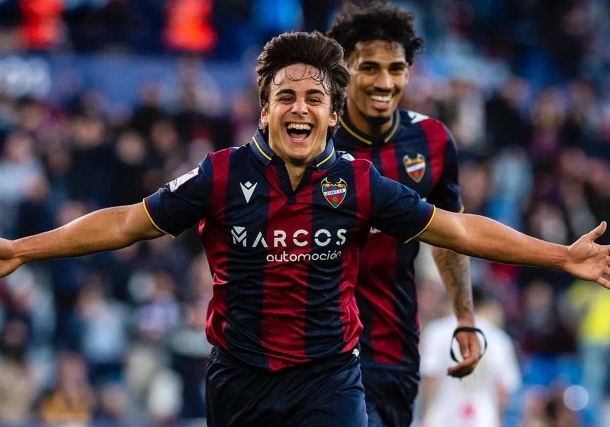 Carlitos Álvarez celebra un gol con el Levanet UD