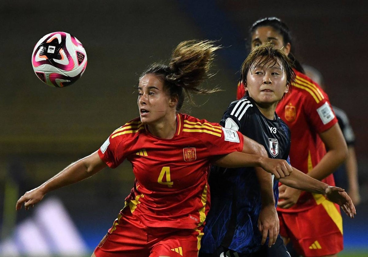 Nahia Aparicio lucha por un balón ante la presión de Shinomi Koyama