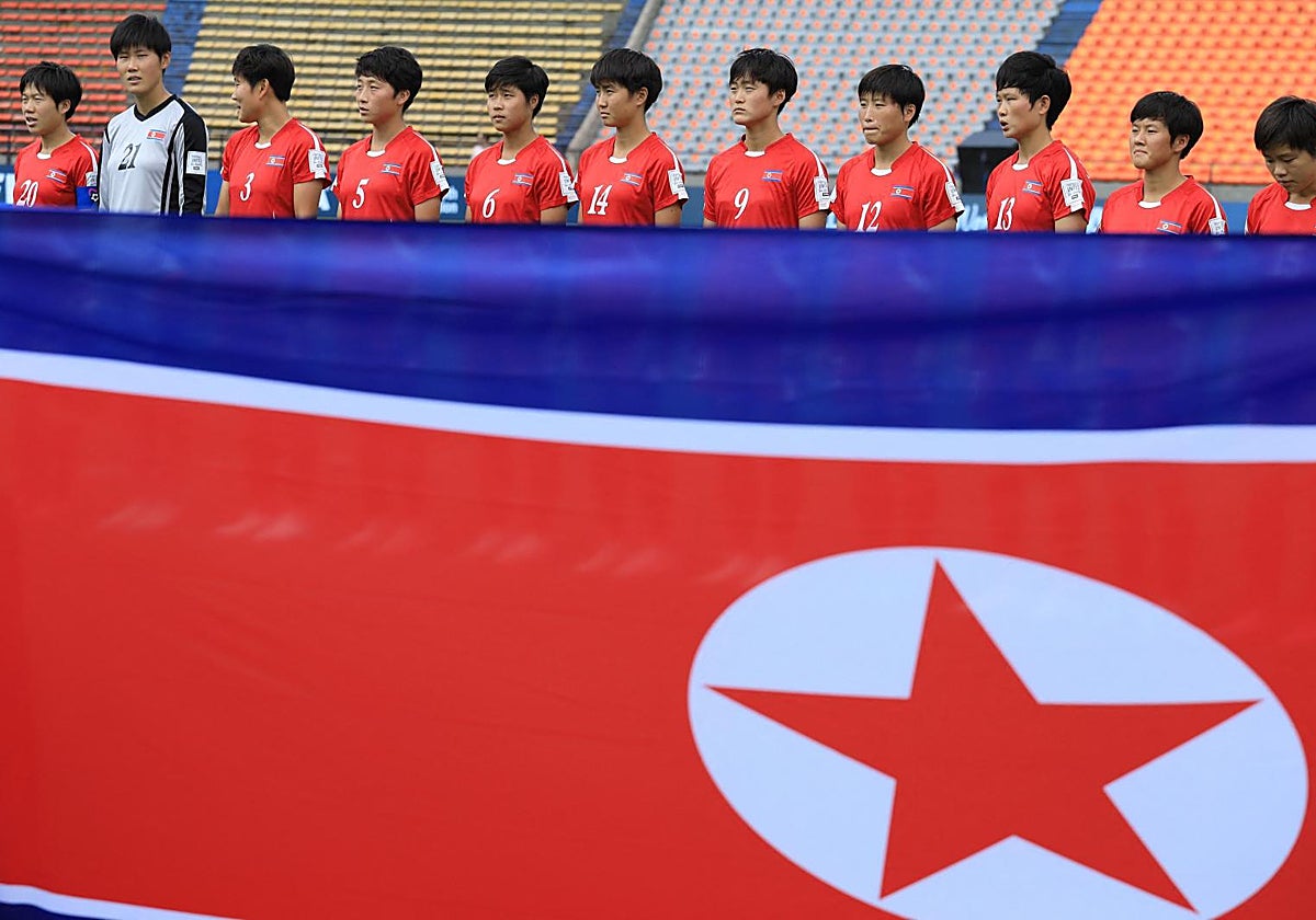 Las jugadoras de Corea del Norte escuchan el himno de su país