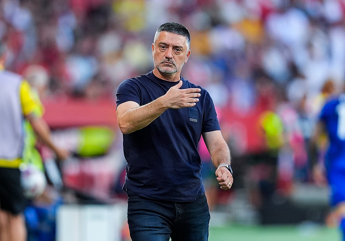 García Pimienta dando indicaciones en el Sánchez-Pizjuán el pasado sábado