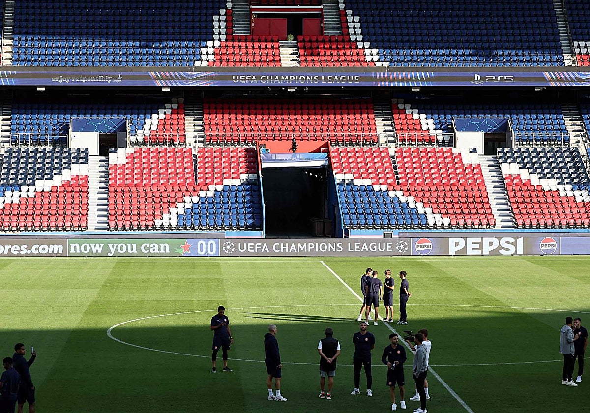 El Girona, sobre el césped del Parque de los Príncipes en el entrenamiento previo al partido