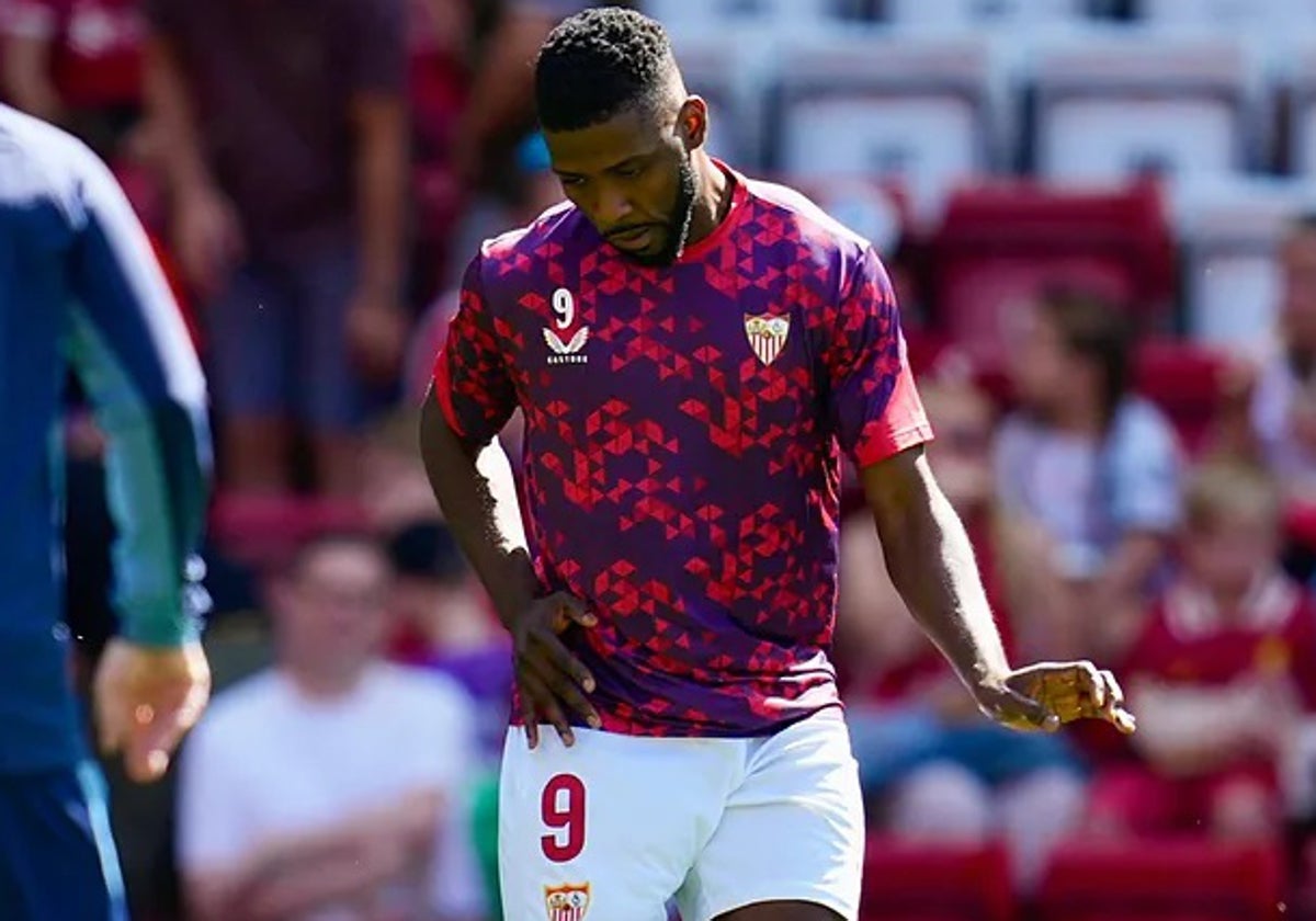 Kelechi Iheanacho, durante un calentamiento con el Sevilla FC