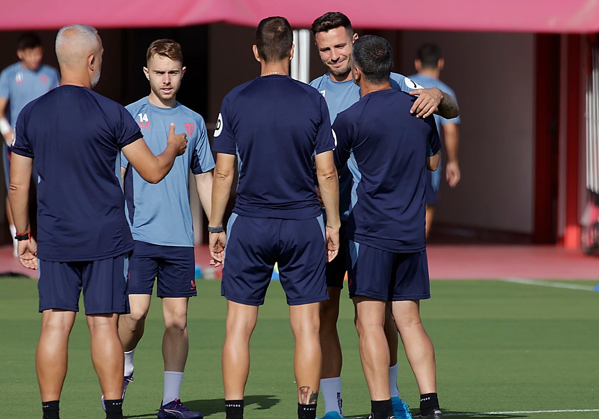 Saúl y Peque saludan al cuerpo técnico dirigido por García Pimienta