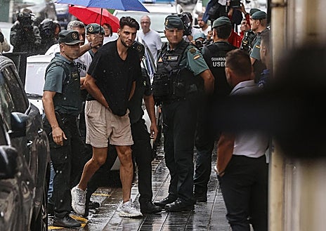 Imagen secundaria 1 - Arriba, Dani Alves, en el banquillo de la Audiencia de Barcelona. Abajo a la izquierda, Rafa Mir, trasladado a los juzgados por la Guardia Civil. A la derecha, Víctor Rodríguez, de gris, uno de los ex del Arandina condenados por agresión sexual