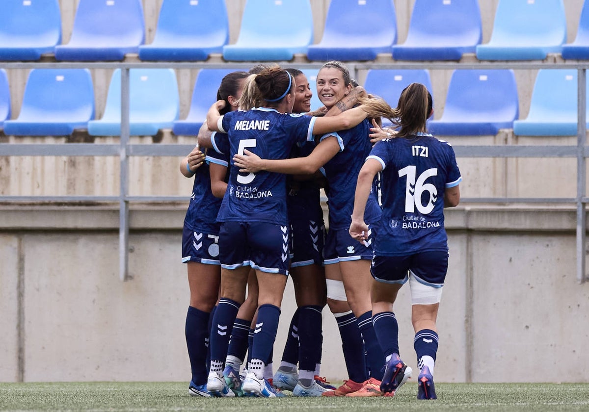 Las jugadoras del Levante Badalona celebran el único tanto del partido contra el Madrid CFF