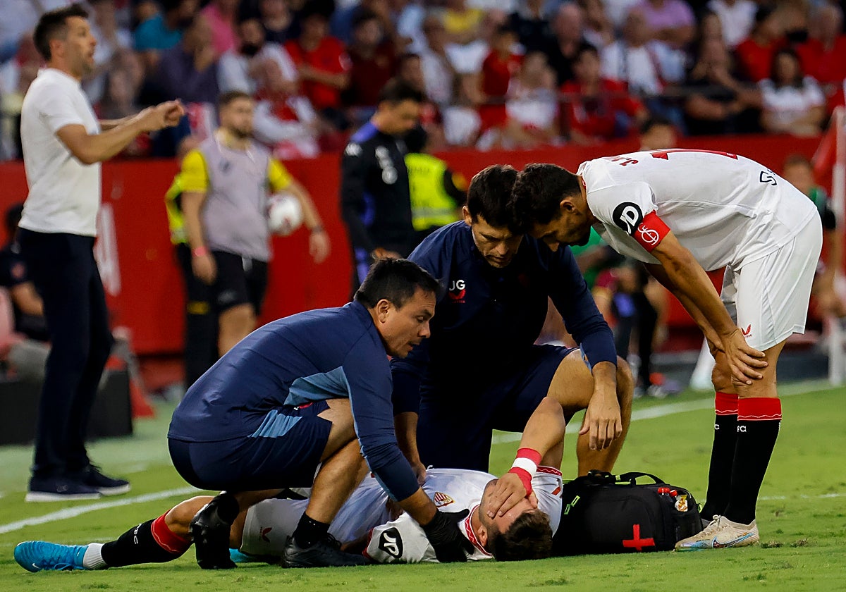 Saúl, atendido sobre el césped durante el Sevilla - Valladolid