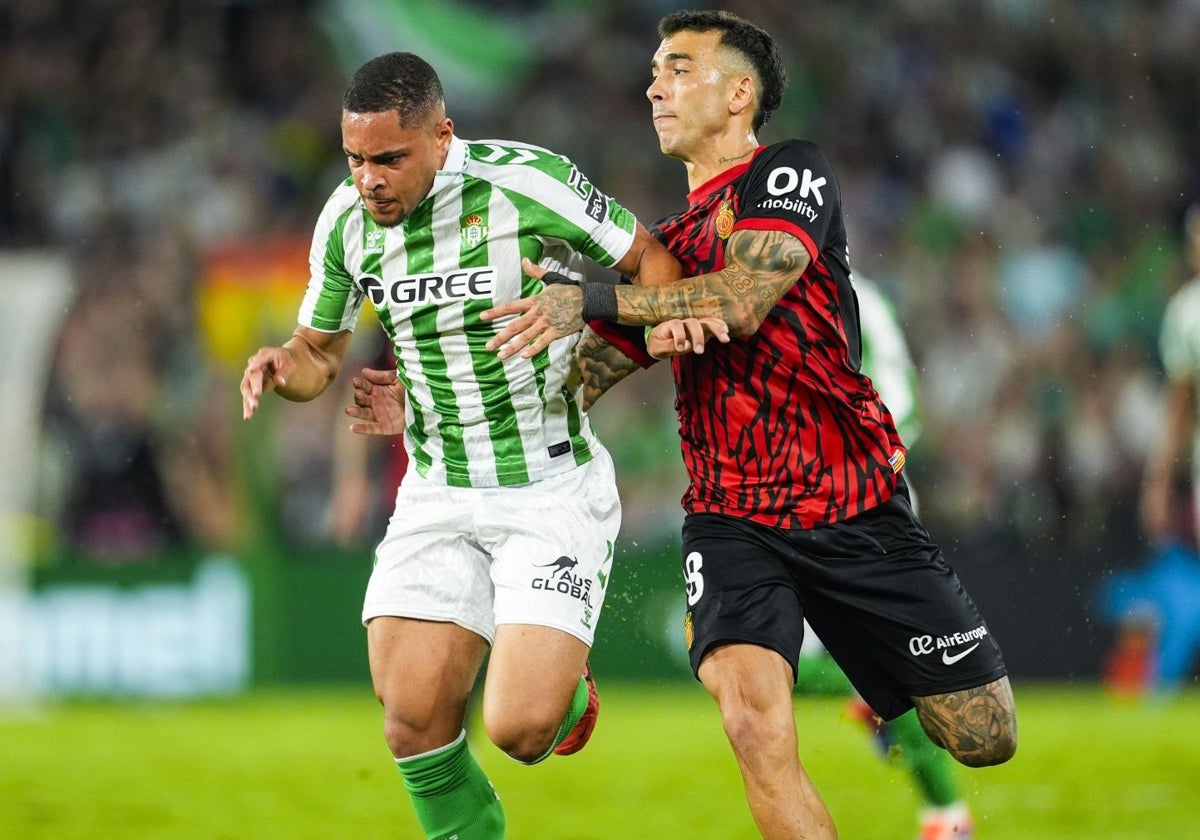 Vitor Roque pugna con Antonio Sánchez durante el Betis - Mallorca