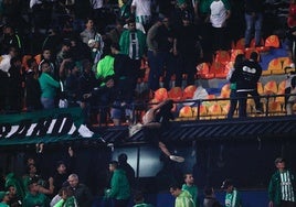 Bochornosa pelea entre ultras de Atlético Nacional y Junior de Barranquilla, que acabó suspendiendo el partido