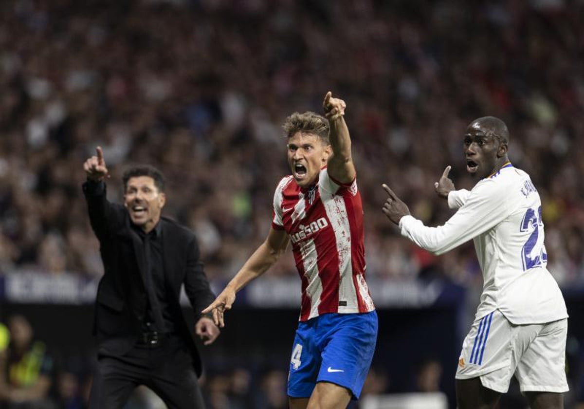 Una imagen del derbi de 2021-22, en el estadio Metropolitano, con victoria del Atlético de Madrid por 1-0. En la imagen, Simeone, Marcos Llorente y Mendy.