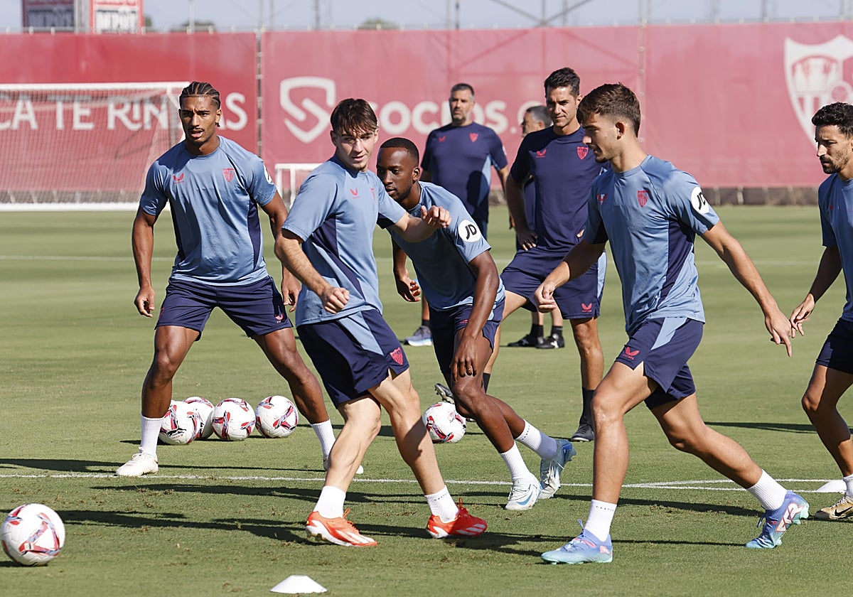 Badé, Collado, Lukebakio, Kike Salas y Jesús Navas participan en un rondo durante un entrenamiento en la ciudad deportiva