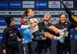 La belga Lotte Kopecky se aferra al maillot arcoíris
