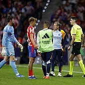 Busquets Ferrer controló el encuentro pero tuvo que ser rescatado por el VAR