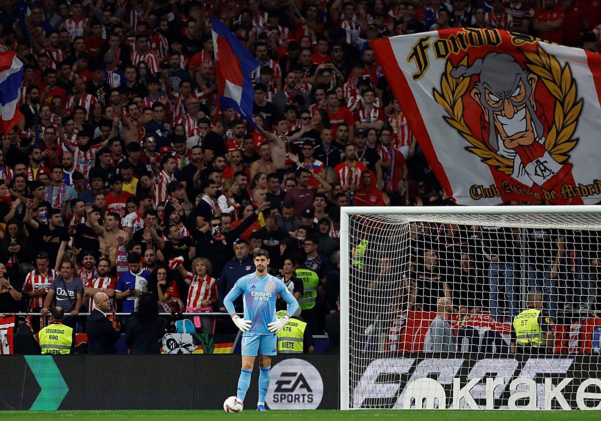 Courtois, delante del fondo que lanzó objetos al terreno de juego