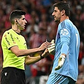 El árbitro, a Courtois: «¿No puedes jugar? Vale, nos metemos»