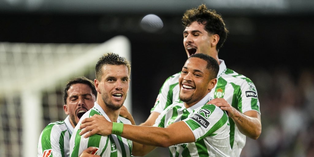 El Betis celebra su victoria 500 como local