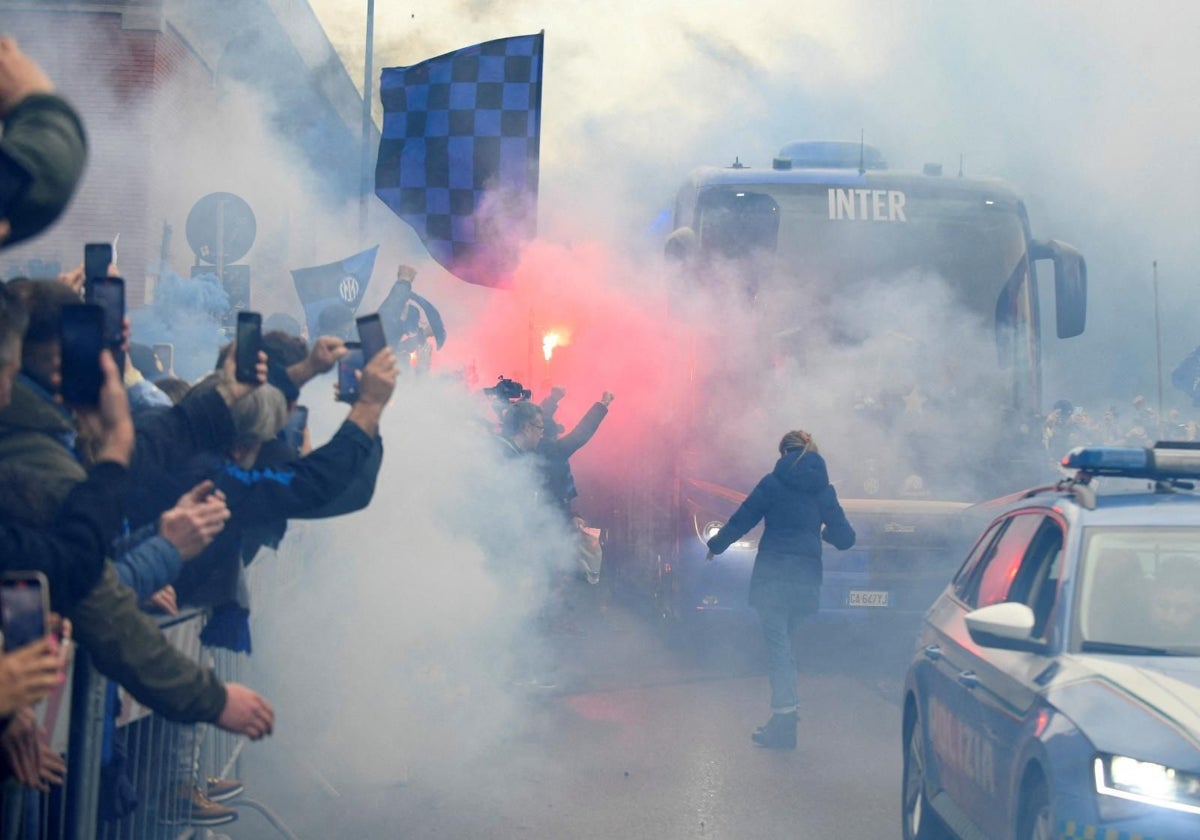 Recibimiento de la hinchada al Inter de Milán en un partido