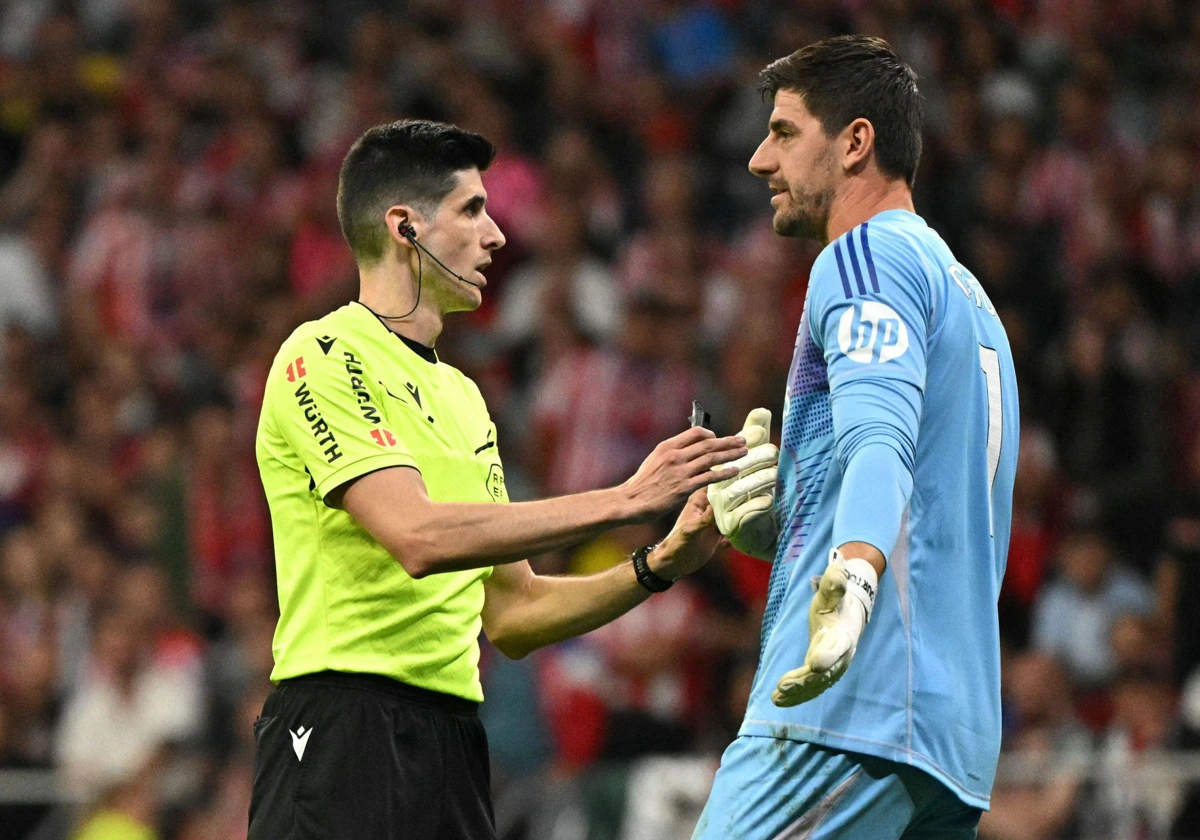 Courtois se queja a Busquets Ferrer, árbitro del derbi