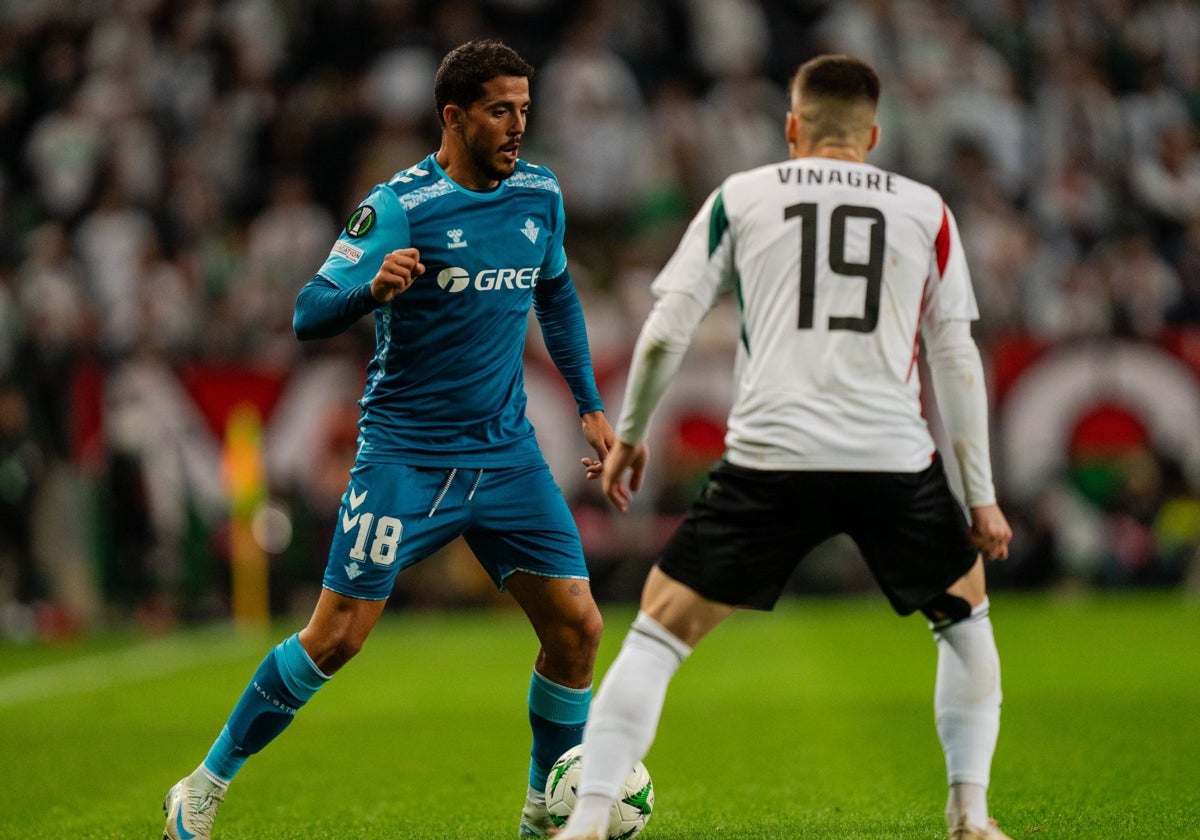 Fornals se lo piensa ante Vinagre este jueves en el estadio del Ejército Polaco de Varsovia