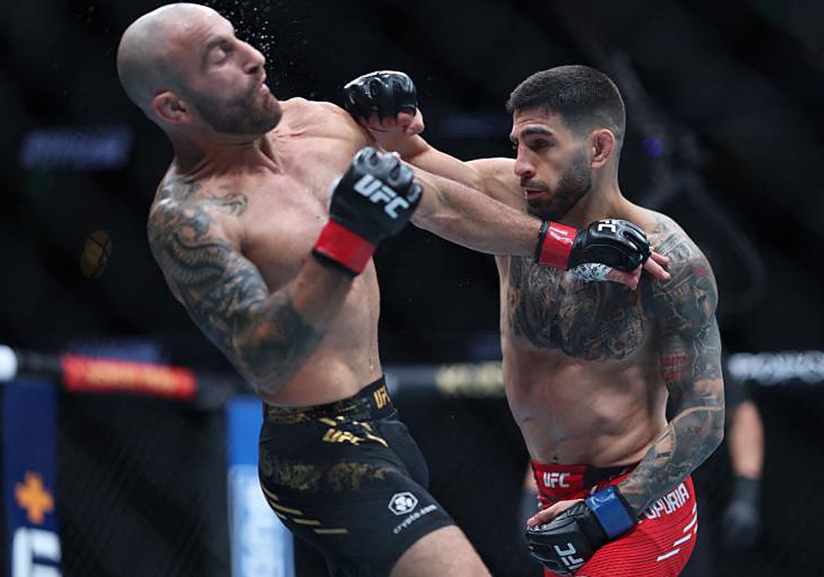 Ilia Topuria conecta una derecha sobre Alexander Volkanovski