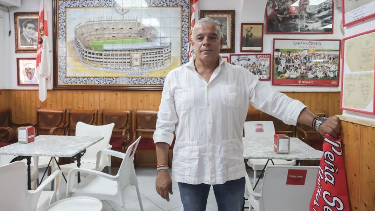 Manuel Díaz, administrador y relaciones externas de la Peña Sevillista de Triana, posa en el interior de la sede