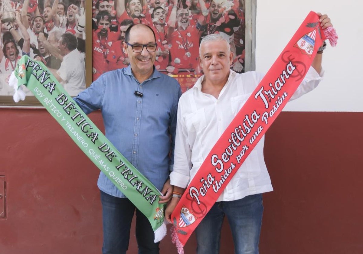 Francisco Chicas, vicepresidente de la Peña Bética de Triana, posa junto a Manuel Díaz, administrador de la Peña Sevillista de Triana