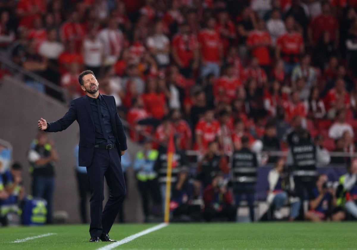 Simeone se lamenta durante el Benfica-Atlético de Madrid