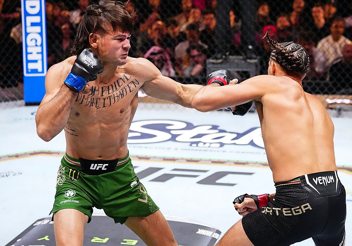 El brasileño Diego Lopes conecta una mano sobre Brian Ortega