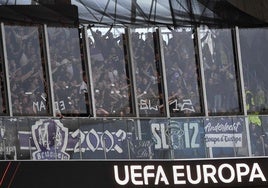 Los ultras del Anderlecht siembran el terror en Anoeta y obligan a parar el partido