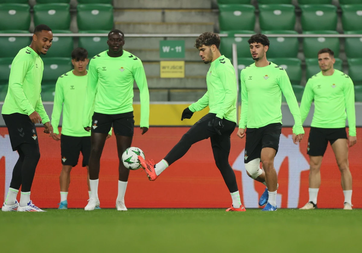 Los jugadores del Betis, en el entrenamiento previo al partido contra el Legia