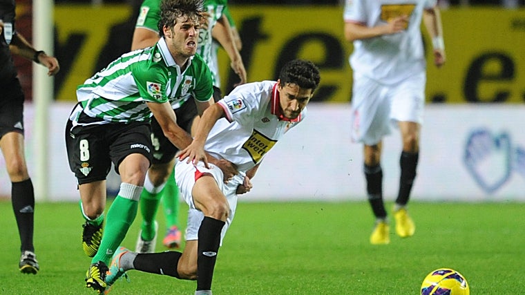 Rubén Pérez agarra a Jesús Navas durante el Sevilla 5-1 Betis de 2012