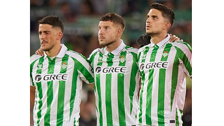 Fornals, Aitor Ruibal y Bartra, durante el minuto de silencio previo al Betis - Girona de la primera jornada de LaLiga 2024/25