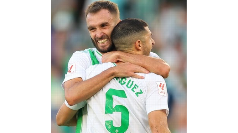 Guido Rodríguez y Pezzella celebran el gol del centrocampista en el Betis - Cádiz de la pasada temporada