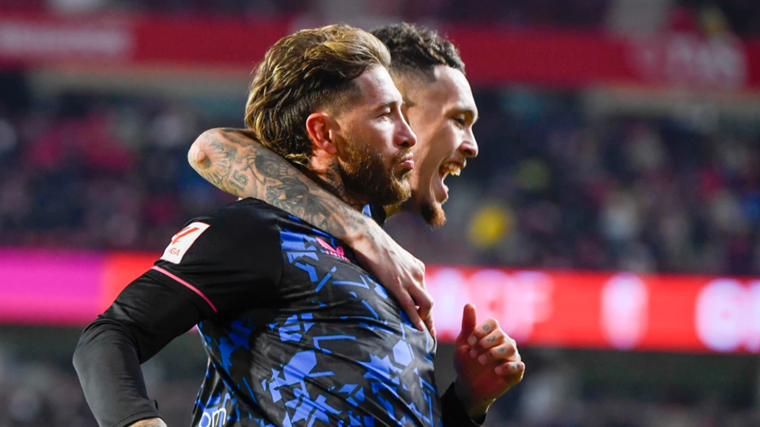 Sergio Ramos y Ocampos celebran el gol del central en el Granada - Sevilla de la pasada campaña