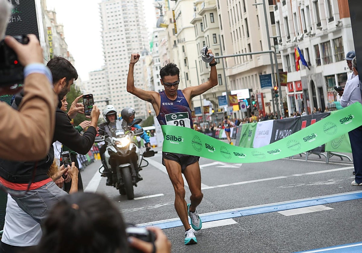 Toshikazu Yamanishii, ganador en categoría masculina