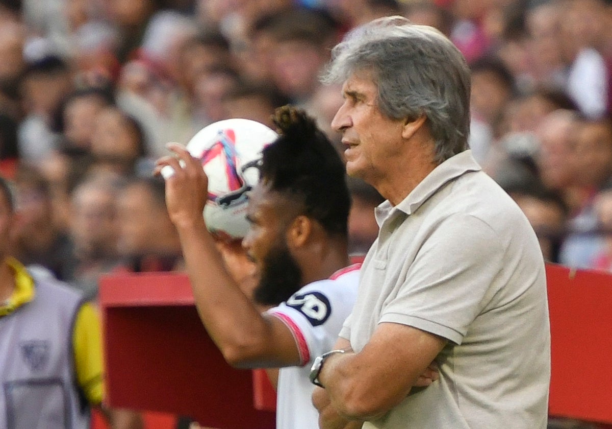 Manuel Pellegrini, durante el derbi ante el Sevilla disputado en Nervión correspondiente a la 9ª jornada de LaLiga