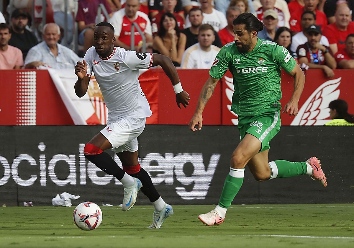 Lukebakio se escapa por la banda de Ricardo Rodríguez