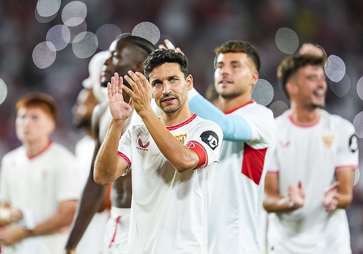 Jesús Navas celebra con la grada la victoria ante el Betis