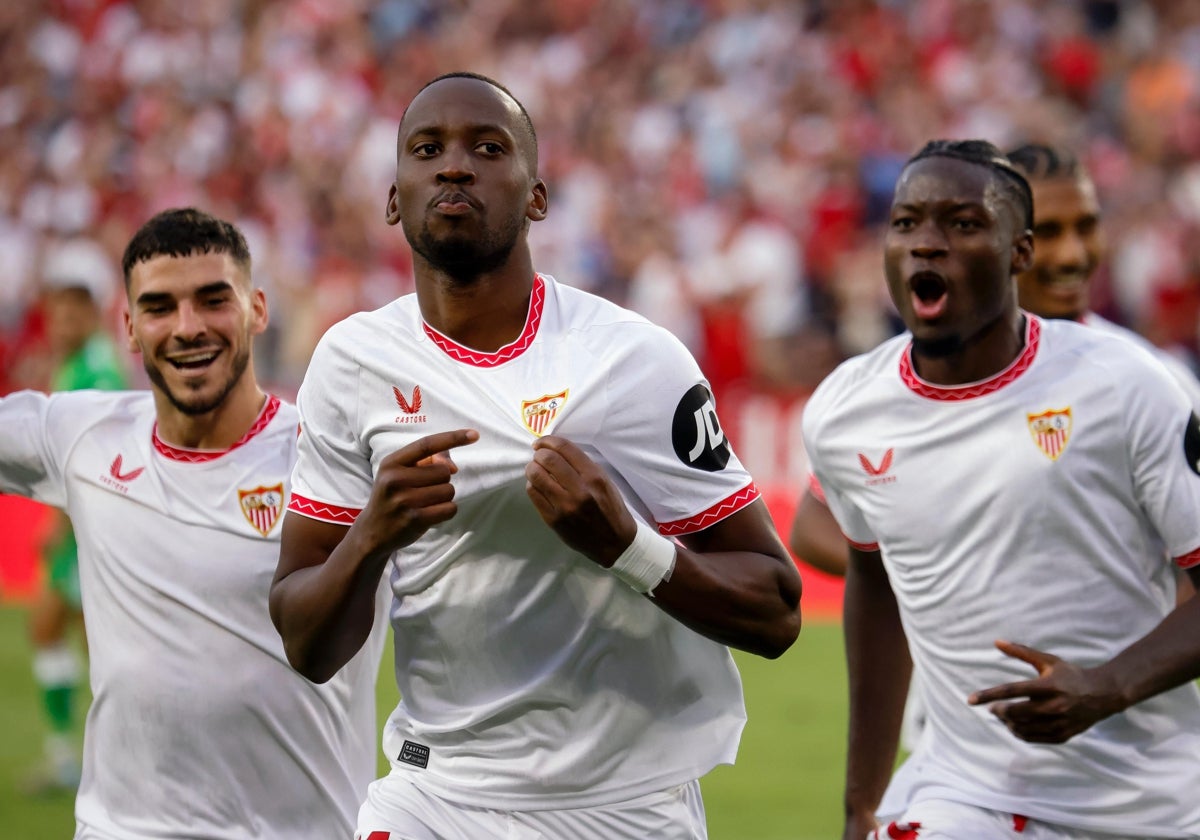 Lukebakio celebra su gol al Betis junto a Isaac y Agoumé