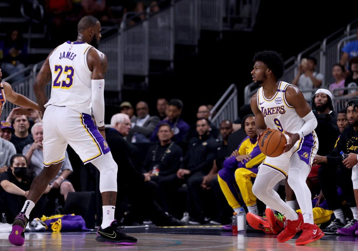 LeBron James y su hijo Bronny, juntos sobre la cancha con la camiseta de los Lakers