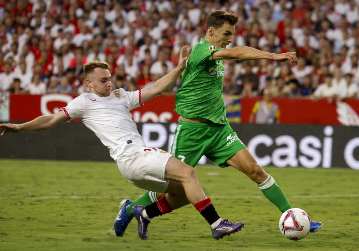 Diego Llorente tapa una acción de Peque durante El Gran Derbi Sevilla - Betis del domingo