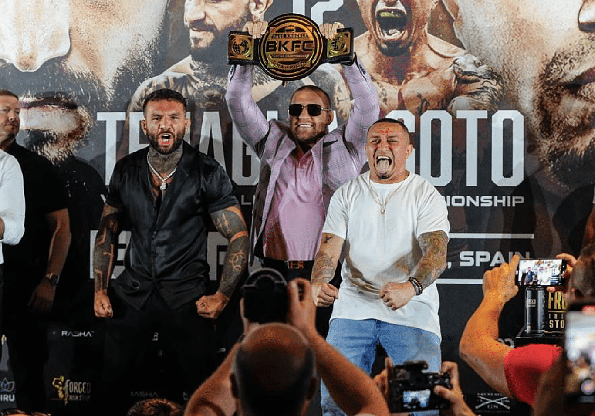 Franco Tenaglia (de negro), junto a Conor McGregor (centro) y Tony Soto