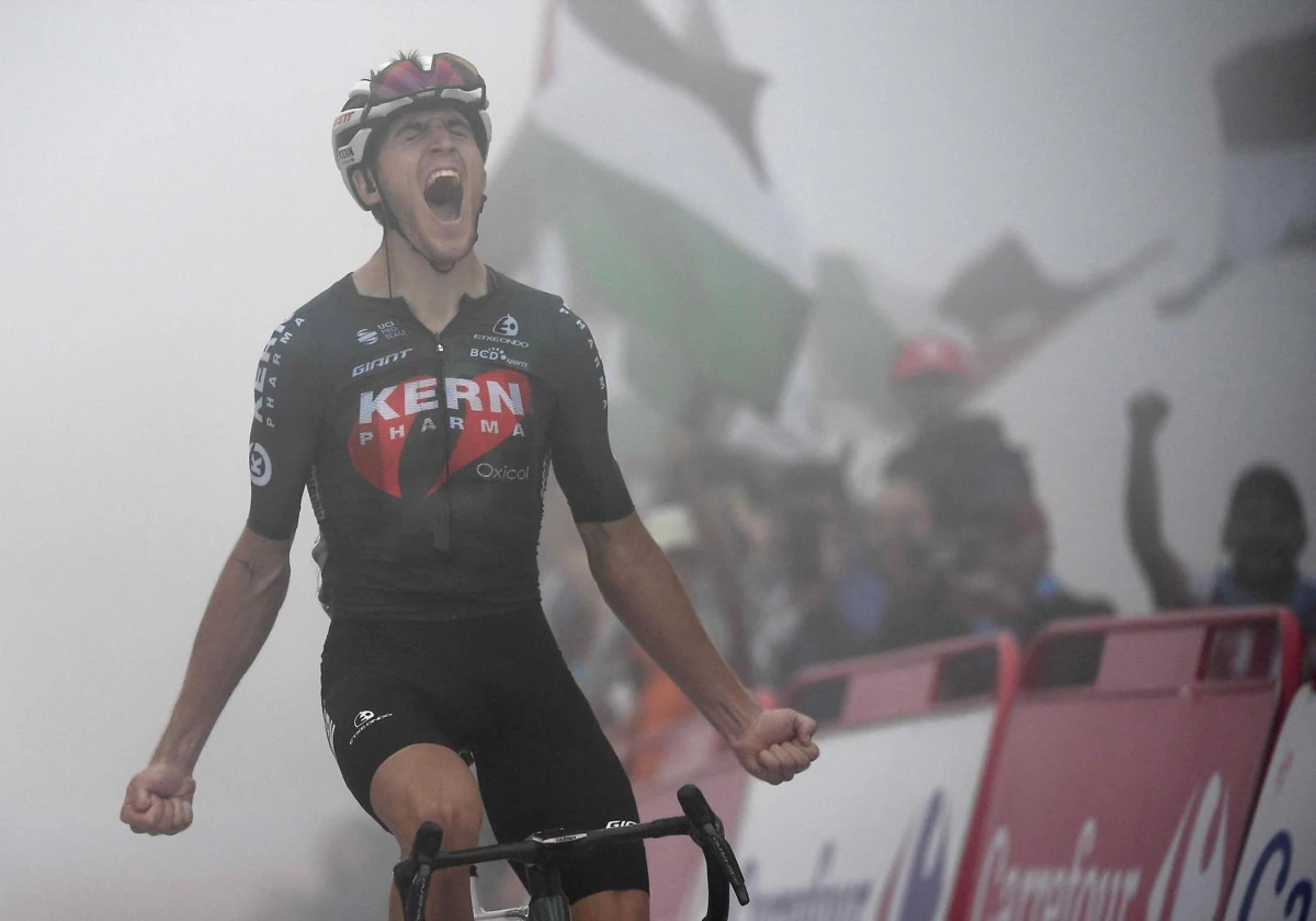 Pablo Castrillo celebra su victoria en Cuitu Negru en la pasada Vuelta a España