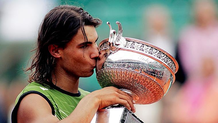 Rafa Nadal posa junto a uno de los 14 Roland Garros que ha ganado como deportista profesional